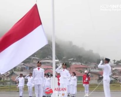 Guyuran hujan mewarnai penurunan bendera Merah Putih di HUT Kemerdekaan RI ke. 78 Kota Padang Panjang, Kamis (17/8/2023) petang di lapangan Chatib Suleiman Bancah Laweh.